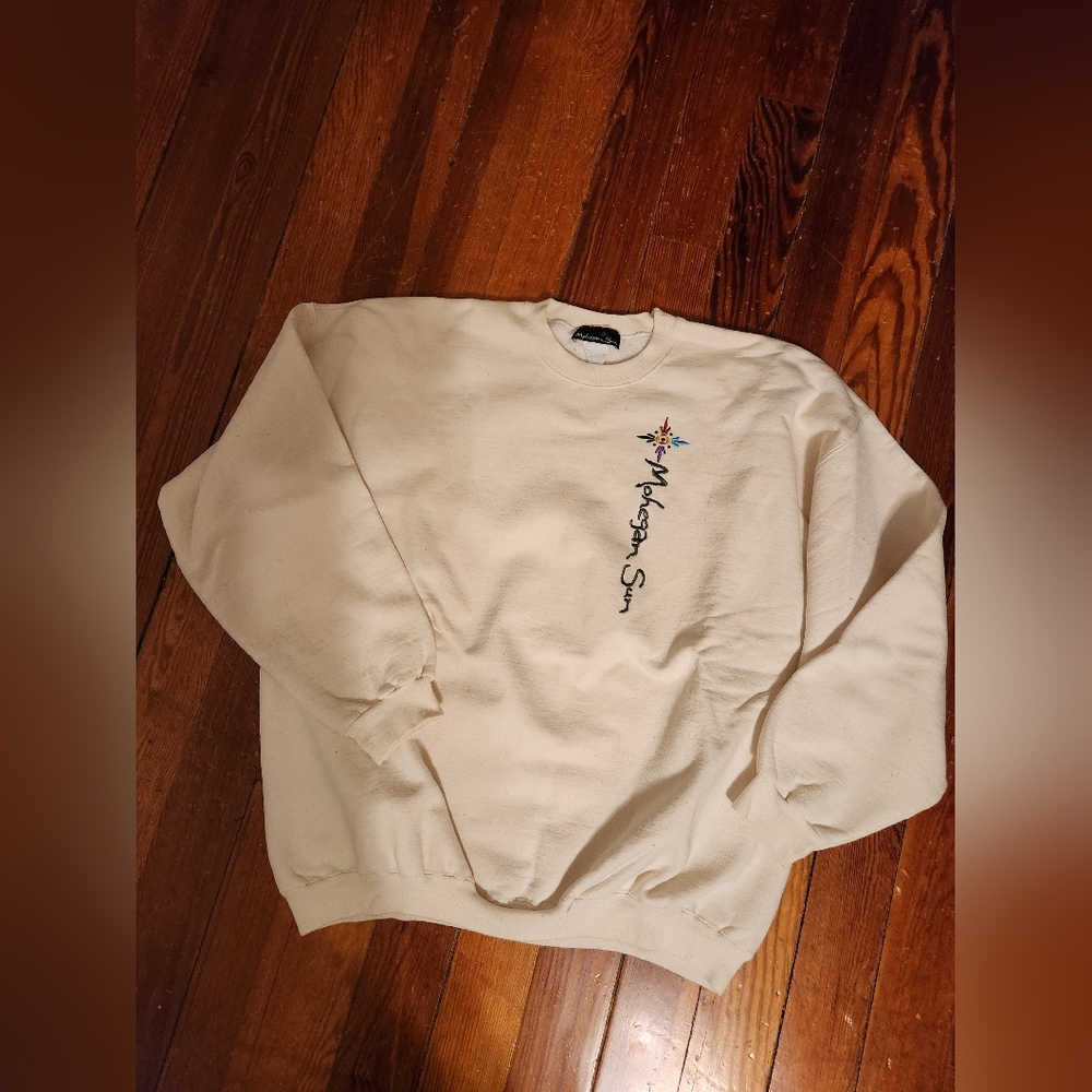 Vintage Mohegan Sun cream colored sweatshirt, size XL with embroidered stitching